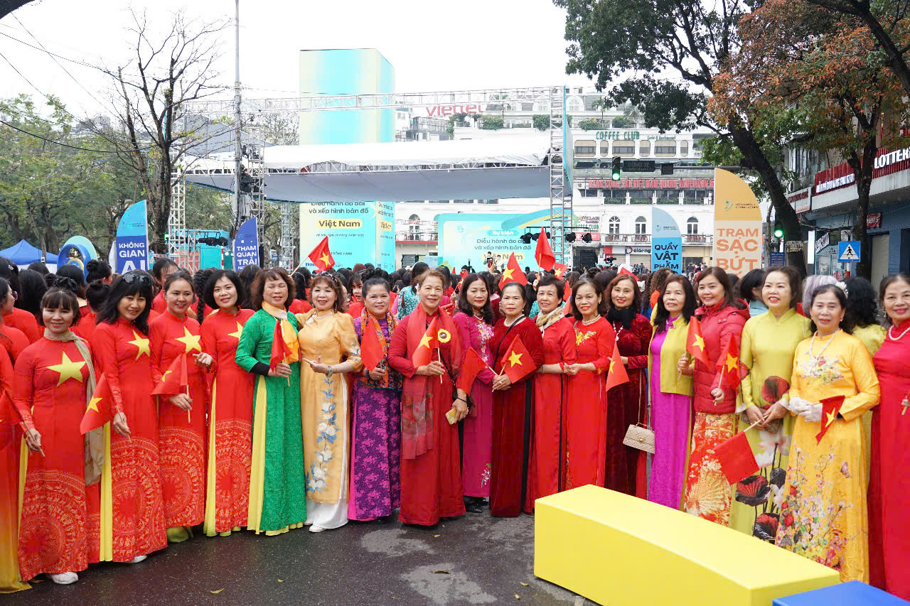Nhiều thế hệ phụ nữ Việt Nam làm nên màn diễu hành rực rỡ sáng 29/3. Nhiều thế hệ phụ nữ Việt Nam làm nên màn diễu hành rực rỡ sáng 29/3.