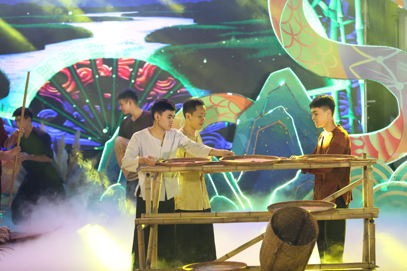 Sau màn khai từ, khán giả thưởng thức 3 chương: Linh lang Đại vương - Thượng đẳng phúc thần, Hào khí ngàn năm - Mạch nguồn di sản, Kỷ nguyên vươn mình - Khát vọng bứt phá, được thể hiện theo hình thức bán thực cảnh kết hợp công nghệ 3D mapping. Âm nhạc mang âm hưởng dân gian, hiện đại và công nghệ ánh sáng thể hiện dòng chảy lịch sử. Sau màn khai từ, khán giả thưởng thức 3 chương: Linh lang Đại vương - Thượng đẳng phúc thần, Hào khí ngàn năm - Mạch nguồn di sản, Kỷ nguyên vươn mình - Khát vọng bứt phá, được thể hiện theo hình thức bán thực cảnh kết hợp công nghệ 3D mapping. Âm nhạc mang âm hưởng dân gian, hiện đại và công nghệ ánh sáng thể hiện dòng chảy lịch sử.