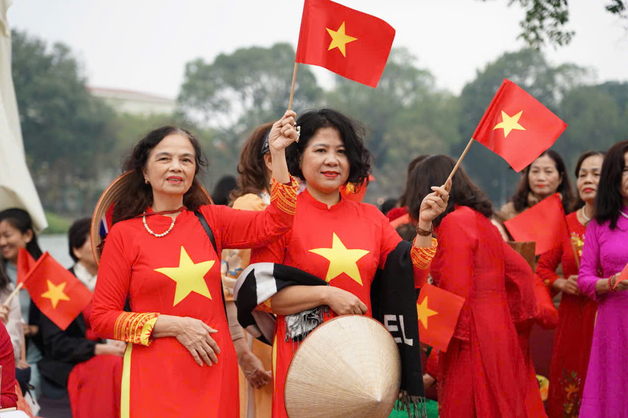 Nhiều thế hệ phụ nữ Việt Nam làm nên màn diễu hành rực rỡ sáng 29/3. Nhiều thế hệ phụ nữ Việt Nam làm nên màn diễu hành rực rỡ sáng 29/3.