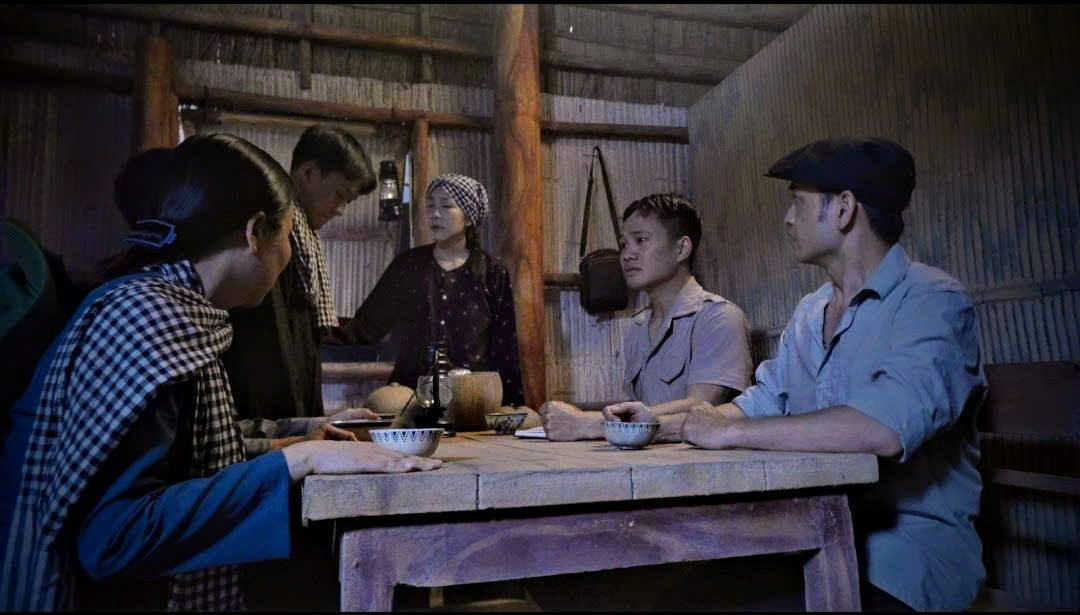 Phim ngắn gồm nhiều hình ảnh tư liệu và hình ảnh tái hiện để nêu bật giai đoạn lịch sử hào hùng. Phim ngắn gồm nhiều hình ảnh tư liệu và hình ảnh tái hiện để nêu bật giai đoạn lịch sử hào hùng.