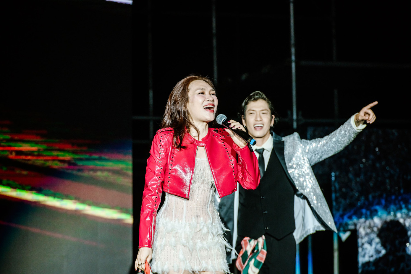 Mỹ Tâm là vedette của live show Anh em kết đoàn 2. Phần trình diễn kết chương trình chứng tỏ Mỹ Tâm sở hữu giọng ca thực lực, bền bỉ và sức hút chưa giảm nhiệt trong chặng đường hơn 20 năm ca hát. Bên cạnh màn song ca được mong chờ với Đan Trường, Mỹ Tâm dành tặng khán giả những giai điệu quen thuộc như Hào quang, Họa mi tóc nâu, Như một giấc mơ, Người hãy quên em đi, Lên đàng... Mỹ Tâm là vedette của live show Anh em kết đoàn 2. Phần trình diễn kết chương trình chứng tỏ Mỹ Tâm sở hữu giọng ca thực lực, bền bỉ và sức hút chưa giảm nhiệt trong chặng đường hơn 20 năm ca hát. Bên cạnh màn song ca được mong chờ với Đan Trường, Mỹ Tâm dành tặng khán giả những giai điệu quen thuộc như Hào quang, Họa mi tóc nâu, Như một giấc mơ, Người hãy quên em đi, Lên đàng...