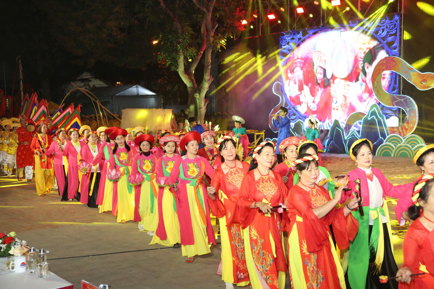 Chương trình là dịp tôn vinh các giá trị lịch sử, nét tinh hoa văn hóa, thể hiện nguyện vọng của người dân trong không gian và thời gian linh thiêng. Đây cũng là tiền đề và cơ sở để quận tiếp tục tổ chức hội thảo khoa học, đề xuất công nhận Di sản văn hóa phi vật thể thờ Linh Lang Đại vương, phát huy giá trị của di sản trở thành sản phẩm văn hóa và nâng tầm Lễ hội thờ thần Linh Lang. Long Biên nỗ lực cụ thể hóa chủ trương giữ gìn, phát huy các di sản văn hóa phi vật thể và phát triển công nghiệp văn hóa theo Nghị quyết 09 của Thành ủy. Chương trình là dịp tôn vinh các giá trị lịch sử, nét tinh hoa văn hóa, thể hiện nguyện vọng của người dân trong không gian và thời gian linh thiêng. Đây cũng là tiền đề và cơ sở để quận tiếp tục tổ chức hội thảo khoa học, đề xuất công nhận Di sản văn hóa phi vật thể thờ Linh Lang Đại vương, phát huy giá trị của di sản trở thành sản phẩm văn hóa và nâng tầm Lễ hội thờ thần Linh Lang. Long Biên nỗ lực cụ thể hóa chủ trương giữ gìn, phát huy các di sản văn hóa phi vật thể và phát triển công nghiệp văn hóa theo Nghị quyết 09 của Thành ủy.