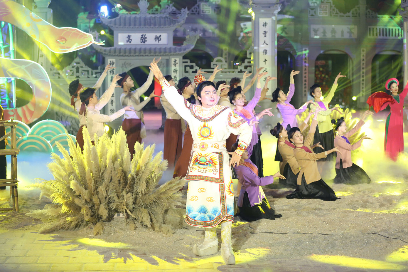 Các tiết mục được đầu tư công phu, tái hiện huyền tích Linh Lang Đại vương, tôn vinh tinh thần yêu nước và công tác trị thủy của nhân dân, niềm tin, khát vọng của Long Biên. Điểm nhấn chính là nghi thức tái hiện rước và tế trong lễ hội Linh Lang đại vương và nghi lễ múa rắn lột được sân khấu hóa thành điệu múa độc đáo. Các tiết mục được đầu tư công phu, tái hiện huyền tích Linh Lang Đại vương, tôn vinh tinh thần yêu nước và công tác trị thủy của nhân dân, niềm tin, khát vọng của Long Biên. Điểm nhấn chính là nghi thức tái hiện rước và tế trong lễ hội Linh Lang đại vương và nghi lễ múa rắn lột được sân khấu hóa thành điệu múa độc đáo.