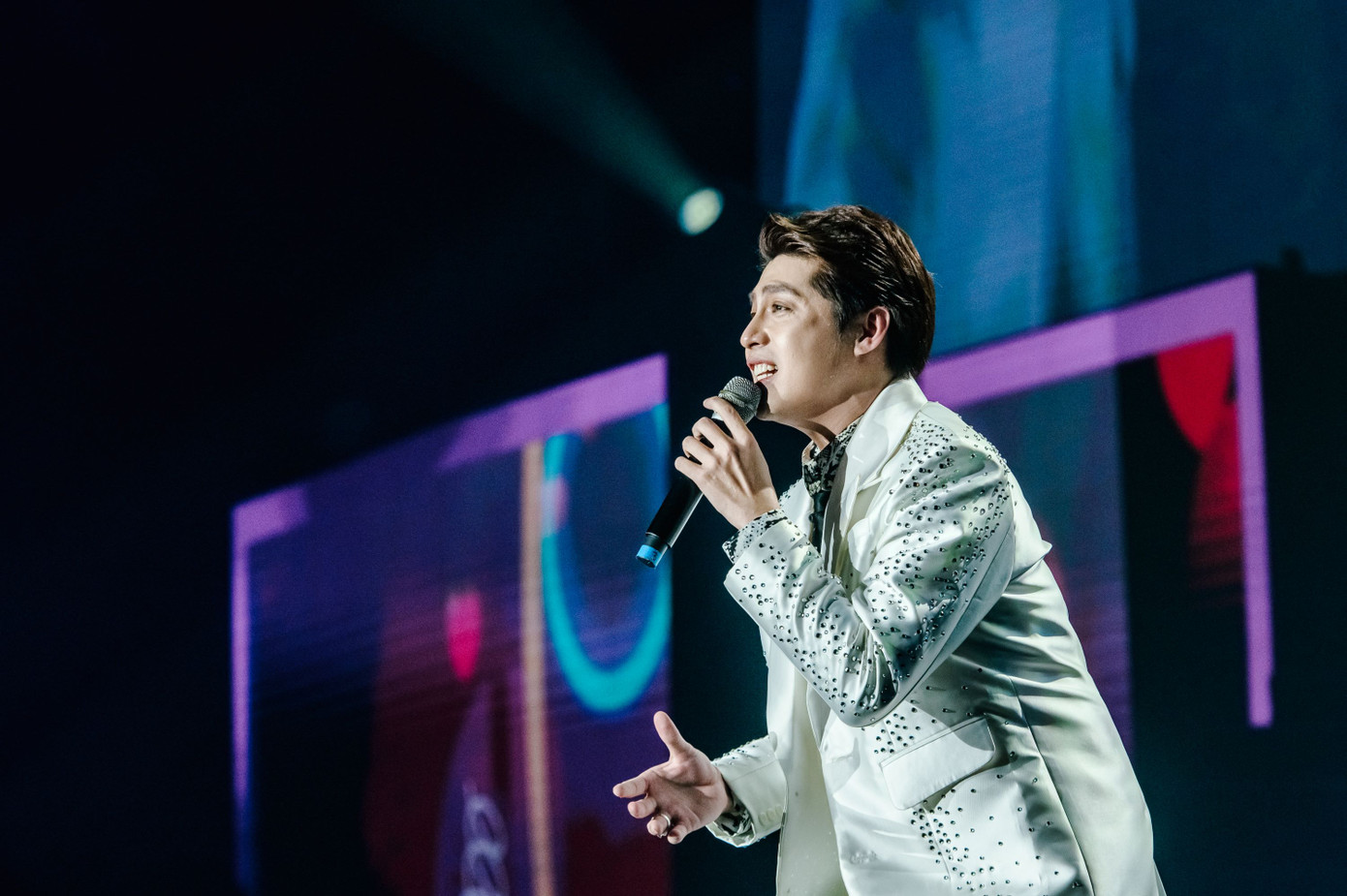 Anh em kết đoàn 2 còn quy tụ dàn anh trai Bùi Công Nam, Hà Lê, Quốc Thiên, ca sĩ Noo Phước Thịnh, nhóm Da Lab. Bùi Công Nam còn hào phóng tặng fan chiếc áo khoác trong màn giao lưu thân tình với khán giả. Anh em kết đoàn 2 còn quy tụ dàn anh trai Bùi Công Nam, Hà Lê, Quốc Thiên, ca sĩ Noo Phước Thịnh, nhóm Da Lab. Bùi Công Nam còn hào phóng tặng fan chiếc áo khoác trong màn giao lưu thân tình với khán giả.