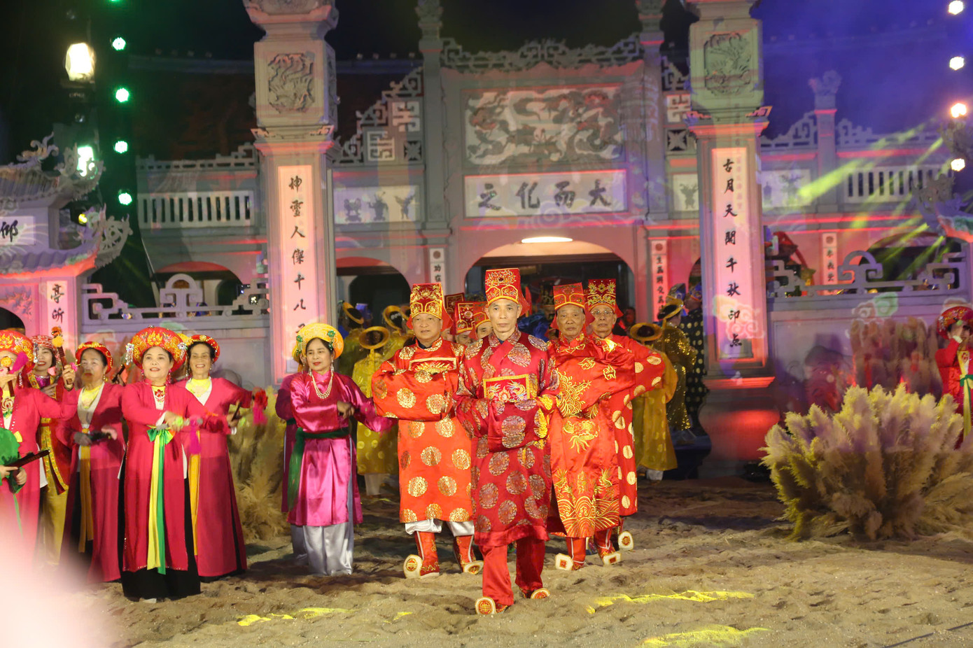 Chương trình là dịp tôn vinh các giá trị lịch sử, nét tinh hoa văn hóa, thể hiện nguyện vọng của người dân trong không gian và thời gian linh thiêng. Đây cũng là tiền đề và cơ sở để quận tiếp tục tổ chức hội thảo khoa học, đề xuất công nhận Di sản văn hóa phi vật thể thờ Linh Lang Đại vương, phát huy giá trị của di sản trở thành sản phẩm văn hóa và nâng tầm Lễ hội thờ thần Linh Lang. Long Biên nỗ lực cụ thể hóa chủ trương giữ gìn, phát huy các di sản văn hóa phi vật thể và phát triển công nghiệp văn hóa theo Nghị quyết 09 của Thành ủy. Chương trình là dịp tôn vinh các giá trị lịch sử, nét tinh hoa văn hóa, thể hiện nguyện vọng của người dân trong không gian và thời gian linh thiêng. Đây cũng là tiền đề và cơ sở để quận tiếp tục tổ chức hội thảo khoa học, đề xuất công nhận Di sản văn hóa phi vật thể thờ Linh Lang Đại vương, phát huy giá trị của di sản trở thành sản phẩm văn hóa và nâng tầm Lễ hội thờ thần Linh Lang. Long Biên nỗ lực cụ thể hóa chủ trương giữ gìn, phát huy các di sản văn hóa phi vật thể và phát triển công nghiệp văn hóa theo Nghị quyết 09 của Thành ủy.