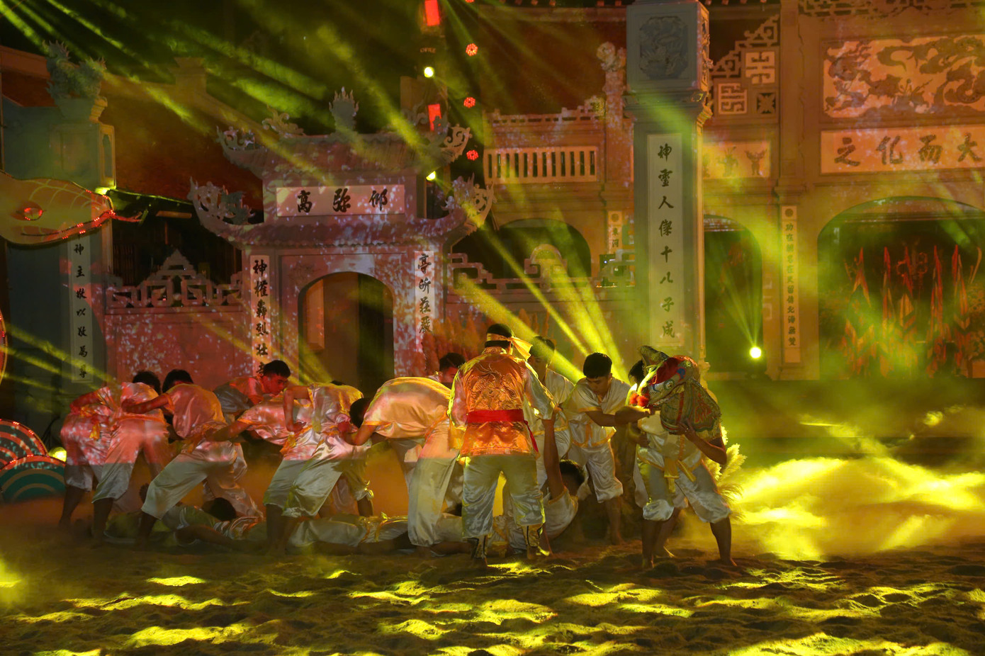 Các tiết mục được đầu tư công phu, tái hiện huyền tích Linh Lang Đại vương, tôn vinh tinh thần yêu nước và công tác trị thủy của nhân dân, niềm tin, khát vọng của Long Biên. Điểm nhấn chính là nghi thức tái hiện rước và tế trong lễ hội Linh Lang đại vương và nghi lễ múa rắn lột được sân khấu hóa thành điệu múa độc đáo. Các tiết mục được đầu tư công phu, tái hiện huyền tích Linh Lang Đại vương, tôn vinh tinh thần yêu nước và công tác trị thủy của nhân dân, niềm tin, khát vọng của Long Biên. Điểm nhấn chính là nghi thức tái hiện rước và tế trong lễ hội Linh Lang đại vương và nghi lễ múa rắn lột được sân khấu hóa thành điệu múa độc đáo.