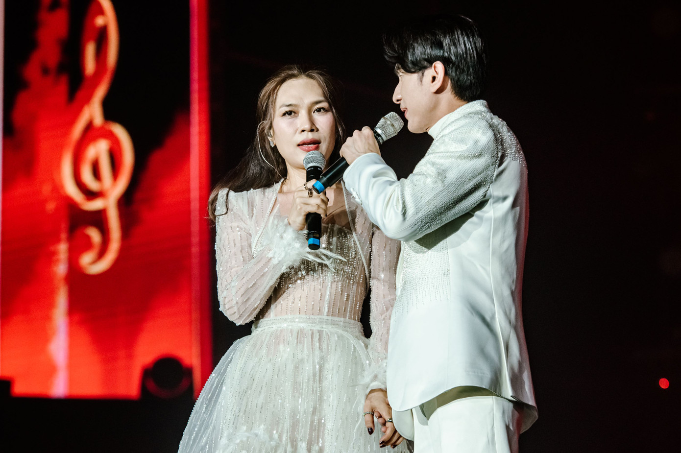 Họ trình diễn mashup Đi về nơi xa - Đúng cũng thành sai. Hai ca khúc là hai bản hit của bộ đôi Đan Trường và Cẩm Ly. Đan Trường nổi lên từ chuỗi ca khúc nhạc Hoa lời Việt như Kiếp ve sầu, Tình vỗ cánh bay... Tuy nhiên, Đi về nơi xa của nhạc sĩ Lê Quang trong album cùng tên đã giúp Đan Trường tạo nên con sốt vào năm 1999. Đúng cũng thành sai là bản hit của Mỹ Tâm từ năm 2020. Họ trình diễn mashup Đi về nơi xa - Đúng cũng thành sai. Hai ca khúc là hai bản hit của bộ đôi Đan Trường và Cẩm Ly. Đan Trường nổi lên từ chuỗi ca khúc nhạc Hoa lời Việt như Kiếp ve sầu, Tình vỗ cánh bay... Tuy nhiên, Đi về nơi xa của nhạc sĩ Lê Quang trong album cùng tên đã giúp Đan Trường tạo nên con sốt vào năm 1999. Đúng cũng thành sai là bản hit của Mỹ Tâm từ năm 2020.