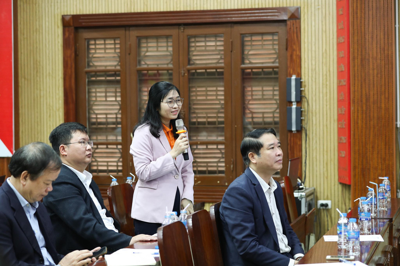 Các đại biểu thảo luận về các giải pháp đổi mới và nâng cao chất lượng nghiên cứu, đào tạo tại ĐHQGHN. Các đại biểu thảo luận về các giải pháp đổi mới và nâng cao chất lượng nghiên cứu, đào tạo tại ĐHQGHN.