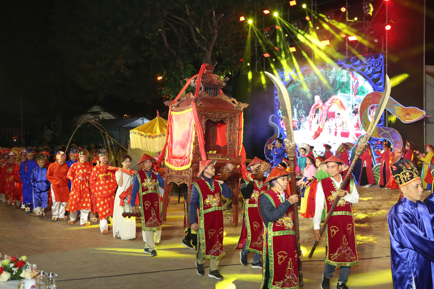 Chương trình là dịp tôn vinh các giá trị lịch sử, nét tinh hoa văn hóa, thể hiện nguyện vọng của người dân trong không gian và thời gian linh thiêng. Đây cũng là tiền đề và cơ sở để quận tiếp tục tổ chức hội thảo khoa học, đề xuất công nhận Di sản văn hóa phi vật thể thờ Linh Lang Đại vương, phát huy giá trị của di sản trở thành sản phẩm văn hóa và nâng tầm Lễ hội thờ thần Linh Lang. Long Biên nỗ lực cụ thể hóa chủ trương giữ gìn, phát huy các di sản văn hóa phi vật thể và phát triển công nghiệp văn hóa theo Nghị quyết 09 của Thành ủy. Chương trình là dịp tôn vinh các giá trị lịch sử, nét tinh hoa văn hóa, thể hiện nguyện vọng của người dân trong không gian và thời gian linh thiêng. Đây cũng là tiền đề và cơ sở để quận tiếp tục tổ chức hội thảo khoa học, đề xuất công nhận Di sản văn hóa phi vật thể thờ Linh Lang Đại vương, phát huy giá trị của di sản trở thành sản phẩm văn hóa và nâng tầm Lễ hội thờ thần Linh Lang. Long Biên nỗ lực cụ thể hóa chủ trương giữ gìn, phát huy các di sản văn hóa phi vật thể và phát triển công nghiệp văn hóa theo Nghị quyết 09 của Thành ủy.
