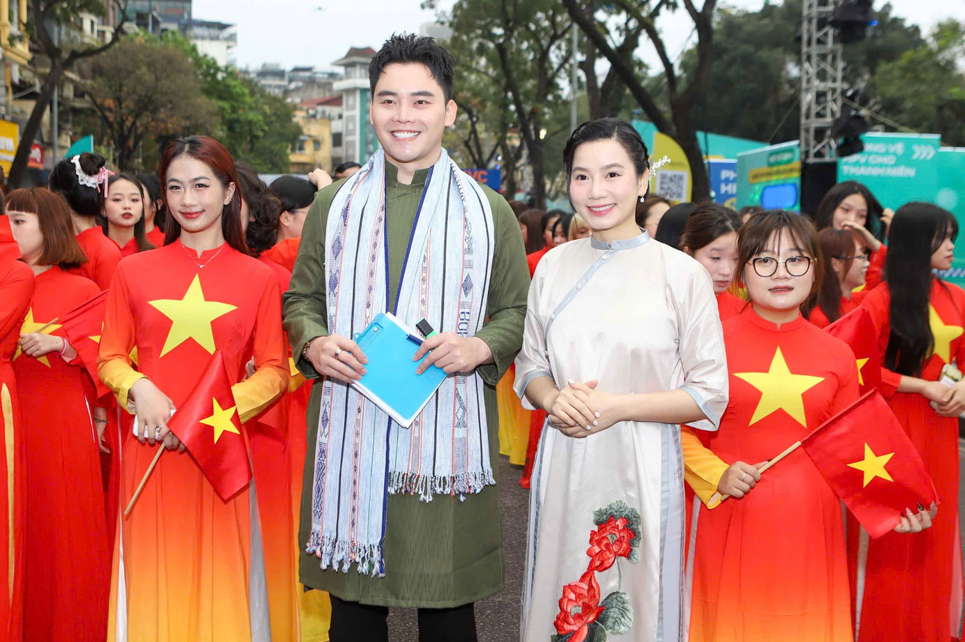 Đây là sự kiện hưởng ứng “Tuần lễ áo dài” do T.Ư Hội Liên hiệp Phụ nữ Việt Nam phát động trên toàn quốc, khởi xướng từ năm 2019 góp phần truyền cảm hứng và lan tỏa những thông điệp ý nghĩa, tích cực về tình yêu, lòng tự hào dân tộc, về đất nước, con người và áo dài Việt Nam. Đây là sự kiện hưởng ứng “Tuần lễ áo dài” do T.Ư Hội Liên hiệp Phụ nữ Việt Nam phát động trên toàn quốc, khởi xướng từ năm 2019 góp phần truyền cảm hứng và lan tỏa những thông điệp ý nghĩa, tích cực về tình yêu, lòng tự hào dân tộc, về đất nước, con người và áo dài Việt Nam.