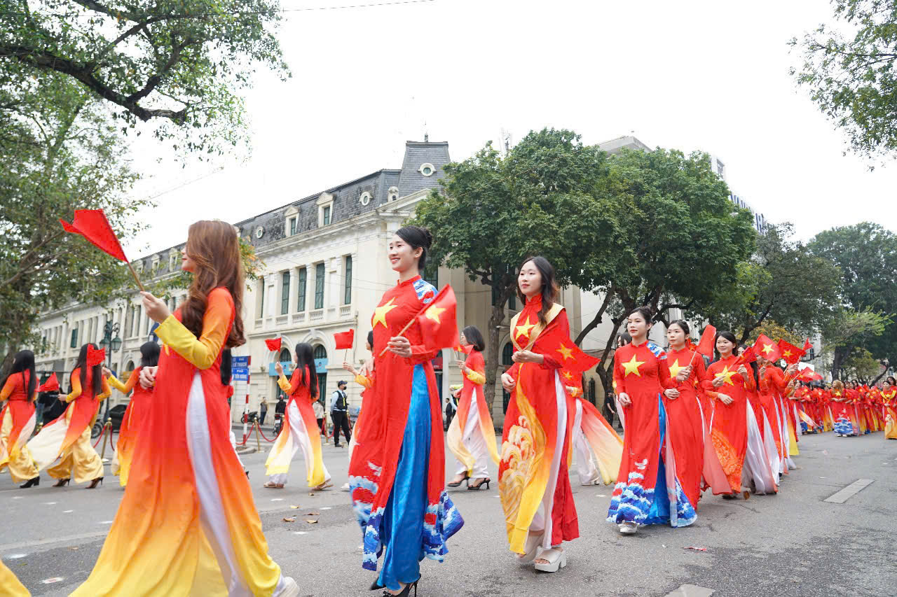 Hình ảnh đẹp của các nữ sinh mặc áo dài truyền thống họa tiết cờ đỏ sao vàng trong lễ diễu hành sáng 29/3. Hình ảnh đẹp của các nữ sinh mặc áo dài truyền thống họa tiết cờ đỏ sao vàng trong lễ diễu hành sáng 29/3.