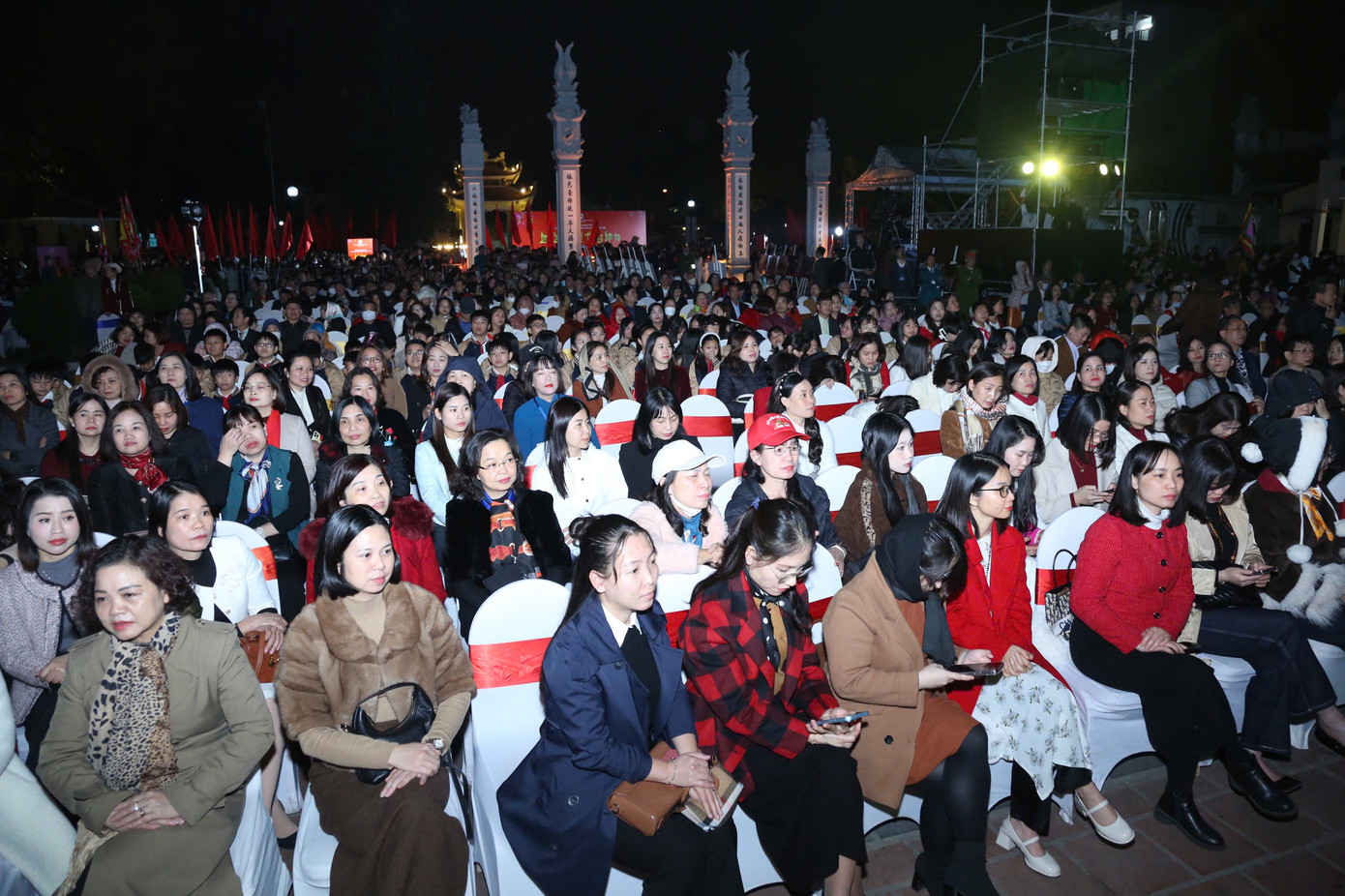 Chương trình thu hút đông đảo người dân. Chương trình nghệ thuật đặc biệt này cũng nhắc đến sự kiện Bác Hồ về thăm địa phương, những kỷ niệm được Đảng bộ, chính quyền nhân dân Trường Lâm mãi tự hào và lưu truyền, kể câu chuyện của Long Biên hôm nay và khát vọng bứt phá trong kỷ nguyên vươn mình. Chương trình thu hút đông đảo người dân. Chương trình nghệ thuật đặc biệt này cũng nhắc đến sự kiện Bác Hồ về thăm địa phương, những kỷ niệm được Đảng bộ, chính quyền nhân dân Trường Lâm mãi tự hào và lưu truyền, kể câu chuyện của Long Biên hôm nay và khát vọng bứt phá trong kỷ nguyên vươn mình.