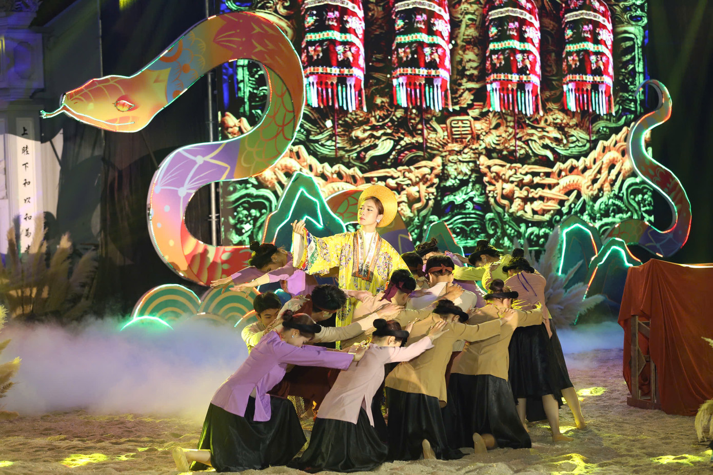 Các tiết mục được đầu tư công phu, tái hiện huyền tích Linh Lang Đại vương, tôn vinh tinh thần yêu nước và công tác trị thủy của nhân dân, niềm tin, khát vọng của Long Biên. Điểm nhấn chính là nghi thức tái hiện rước và tế trong lễ hội Linh Lang đại vương và nghi lễ múa rắn lột được sân khấu hóa thành điệu múa độc đáo. Các tiết mục được đầu tư công phu, tái hiện huyền tích Linh Lang Đại vương, tôn vinh tinh thần yêu nước và công tác trị thủy của nhân dân, niềm tin, khát vọng của Long Biên. Điểm nhấn chính là nghi thức tái hiện rước và tế trong lễ hội Linh Lang đại vương và nghi lễ múa rắn lột được sân khấu hóa thành điệu múa độc đáo.