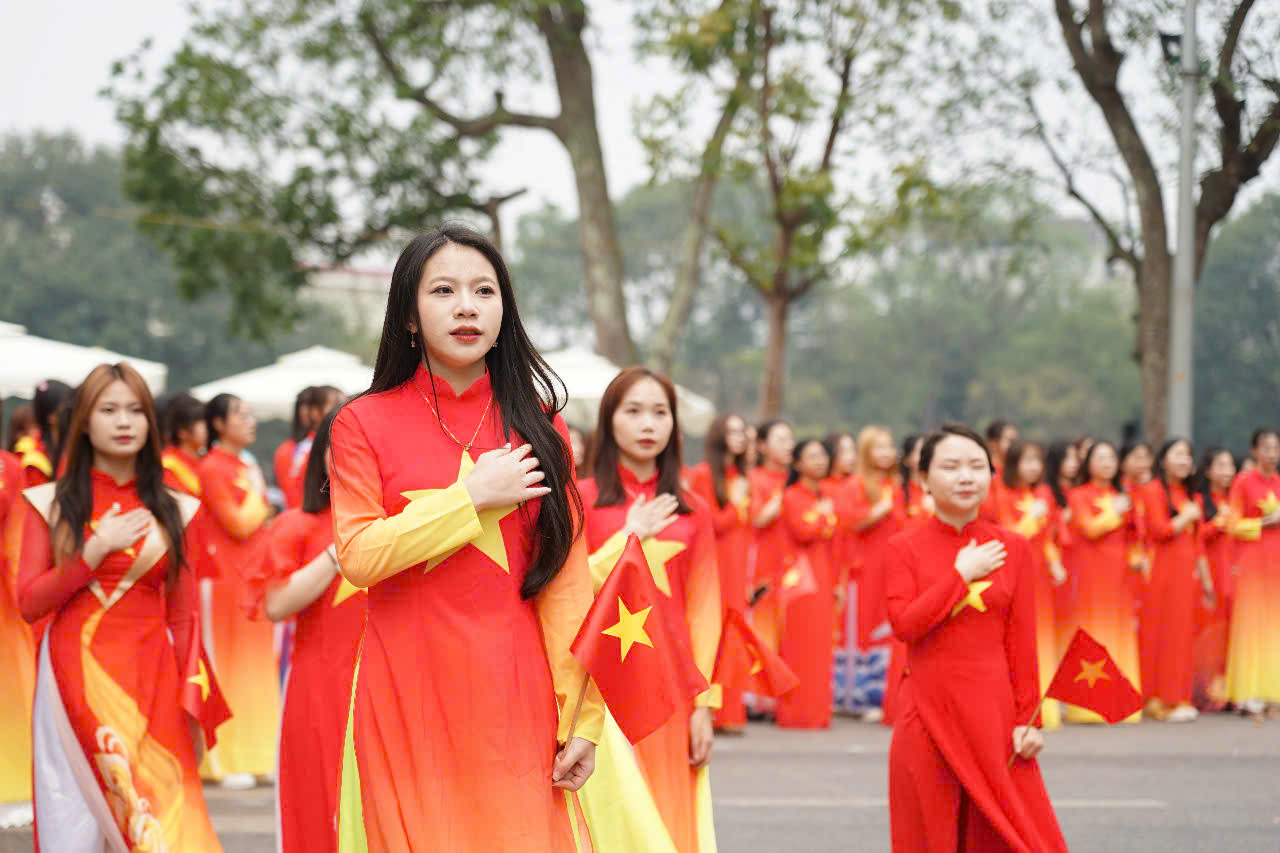 Nhân kỷ niệm 1985 năm Cuộc khởi nghĩa Hai Bà Trưng, 115 năm Ngày quốc tế Phụ nữ, 95 năm thành lập Hội Liên hiệp Phụ nữ Việt Nam và các ngày lễ lớn của đất nước trong năm 2025, sáng ngày 29/3/3025, T.Ư Hội Liên hiệp Phụ nữ Việt Nam chỉ đạo, Báo Phụ nữ Việt Nam tổ lễ diễu hành áo dài và xếp hình áo dài bản đồ Việt Nam, sáng 29/3 tại phố đi bộ Hồ Hoàn Kiếm. Nhân kỷ niệm 1985 năm Cuộc khởi nghĩa Hai Bà Trưng, 115 năm Ngày quốc tế Phụ nữ, 95 năm thành lập Hội Liên hiệp Phụ nữ Việt Nam và các ngày lễ lớn của đất nước trong năm 2025, sáng ngày 29/3/3025, T.Ư Hội Liên hiệp Phụ nữ Việt Nam chỉ đạo, Báo Phụ nữ Việt Nam tổ lễ diễu hành áo dài và xếp hình áo dài bản đồ Việt Nam, sáng 29/3 tại phố đi bộ Hồ Hoàn Kiếm.