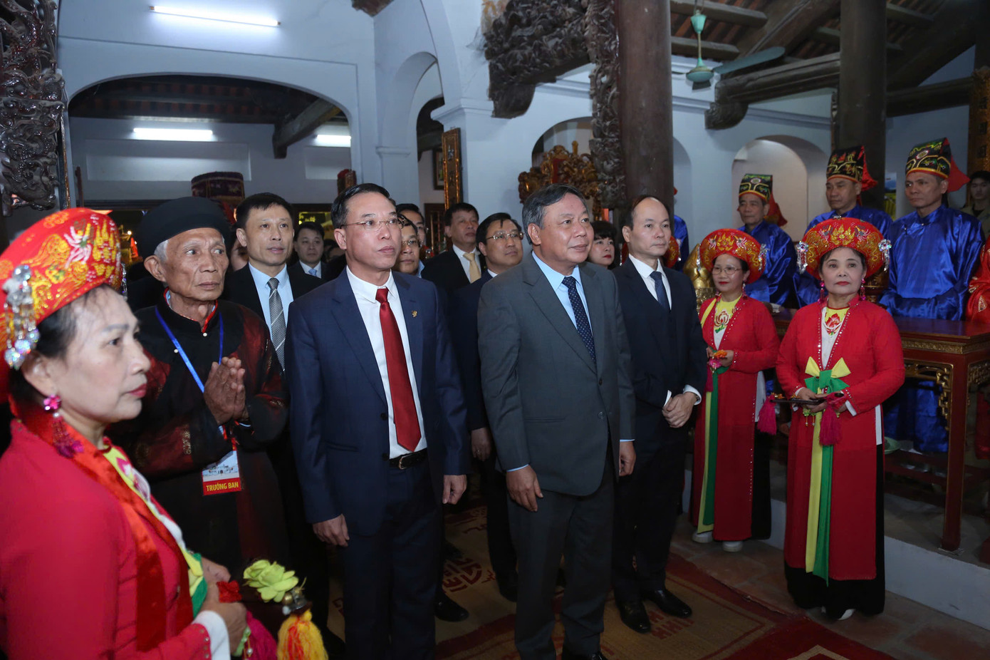 Trước giờ khai mạc, Phó Bí thư thường trực Thành ủy Hà Nội Nguyễn Văn Phong cùng đoàn đại biểu thực hiện nghi thức dâng hương tại di tích đình, đền, chùa Trường Lâm. Lãnh đạo thành phố chúc mừng chương trình đặc biệt do quận Long Biên chủ trì. Trước giờ khai mạc, Phó Bí thư thường trực Thành ủy Hà Nội Nguyễn Văn Phong cùng đoàn đại biểu thực hiện nghi thức dâng hương tại di tích đình, đền, chùa Trường Lâm. Lãnh đạo thành phố chúc mừng chương trình đặc biệt do quận Long Biên chủ trì.
