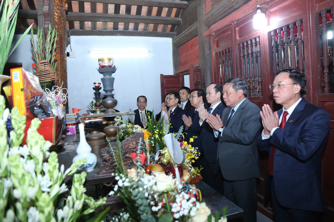 Trước giờ khai mạc, Phó Bí thư thường trực Thành ủy Hà Nội Nguyễn Văn Phong cùng đoàn đại biểu thực hiện nghi thức dâng hương tại di tích đình, đền, chùa Trường Lâm. Lãnh đạo thành phố chúc mừng chương trình đặc biệt do quận Long Biên chủ trì. Trước giờ khai mạc, Phó Bí thư thường trực Thành ủy Hà Nội Nguyễn Văn Phong cùng đoàn đại biểu thực hiện nghi thức dâng hương tại di tích đình, đền, chùa Trường Lâm. Lãnh đạo thành phố chúc mừng chương trình đặc biệt do quận Long Biên chủ trì.