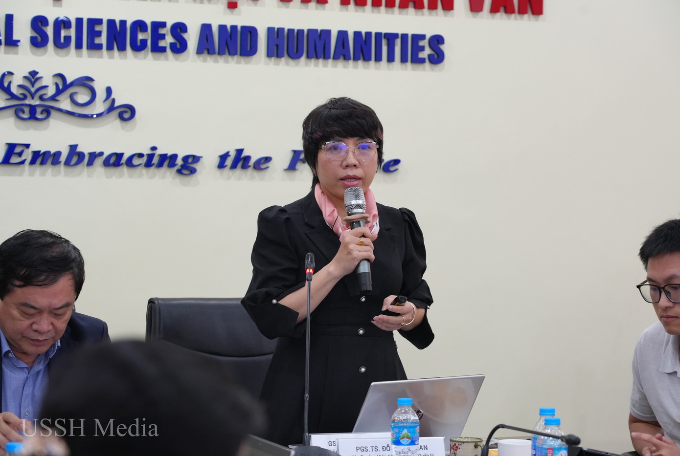 Các đại biểu thảo luận về cơ hội chuyển đổi việc làm từ khu vực công sang khu vực tư sau khi cải cách, tinh gọn bộ máy.