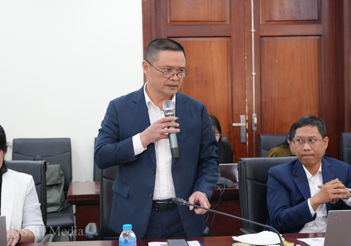 Các đại biểu thảo luận về cơ hội chuyển đổi việc làm từ khu vực công sang khu vực tư sau khi cải cách, tinh gọn bộ máy.