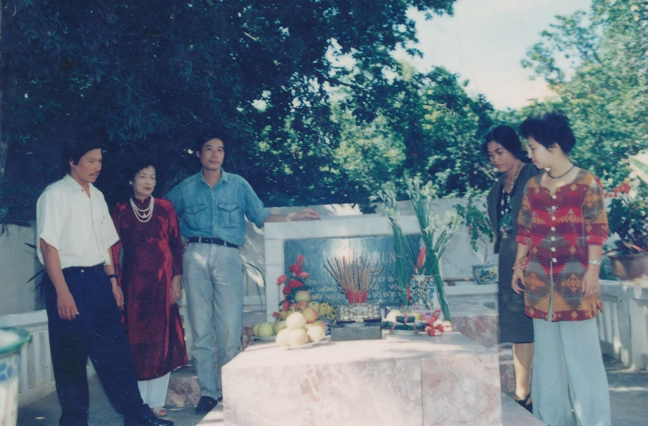 Trong vườn nhà Vũ Trọng Phụng, tại sự kiện khánh thành Nhà tưởng niệm Vũ Trọng Phụng ở làng Mọc Nhân Chính thập kỷ 90 thế kỷ trước (từ trái qua: Nhà báo Xuân Ba, bà Vũ Mỵ Hằng con gái nhà văn Vũ Trọng Phụng, Nguyễn Thụy Kha, Cẩm Vinh, DPV). Ảnh: Nguyễn Đình Toán. Tư liệu của Phan Cẩm Vinh. Trong vườn nhà Vũ Trọng Phụng, tại sự kiện khánh thành Nhà tưởng niệm Vũ Trọng Phụng ở làng Mọc Nhân Chính thập kỷ 90 thế kỷ trước (từ trái qua: Nhà báo Xuân Ba, bà Vũ Mỵ Hằng con gái nhà văn Vũ Trọng Phụng, Nguyễn Thụy Kha, Cẩm Vinh, DPV). Ảnh: Nguyễn Đình Toán. Tư liệu của Phan Cẩm Vinh.