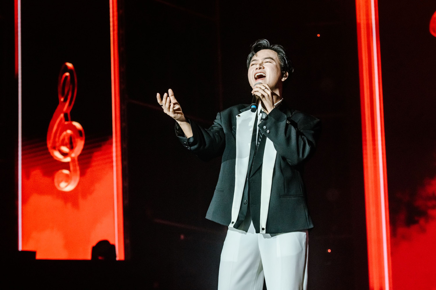 Anh em kết đoàn 2 còn quy tụ dàn anh trai Bùi Công Nam, Hà Lê, Quốc Thiên, ca sĩ Noo Phước Thịnh, nhóm Da Lab. Bùi Công Nam còn hào phóng tặng fan chiếc áo khoác trong màn giao lưu thân tình với khán giả. Anh em kết đoàn 2 còn quy tụ dàn anh trai Bùi Công Nam, Hà Lê, Quốc Thiên, ca sĩ Noo Phước Thịnh, nhóm Da Lab. Bùi Công Nam còn hào phóng tặng fan chiếc áo khoác trong màn giao lưu thân tình với khán giả.