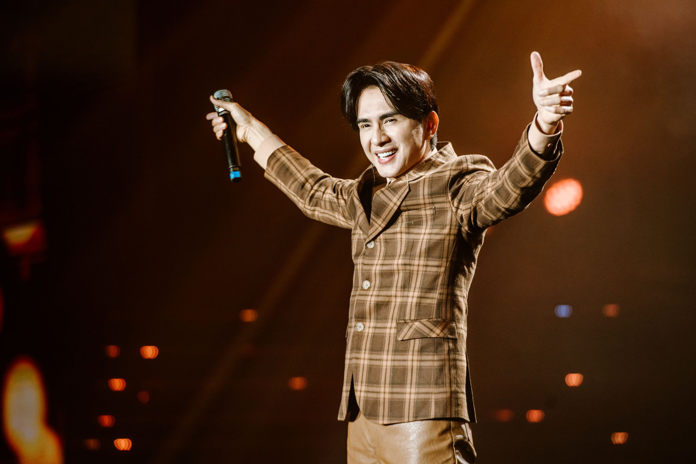 Đan Trường trở lại với loạt ca khúc quen thuộc như Dòng máu Lạc Hồng, liên khúc Mãi mãi một tình yêu - Tình khúc vàng, Khi cô đơn em nhớ ai, Cẩm tú cầu. Đan Trường trở lại với loạt ca khúc quen thuộc như Dòng máu Lạc Hồng, liên khúc Mãi mãi một tình yêu - Tình khúc vàng, Khi cô đơn em nhớ ai, Cẩm tú cầu.