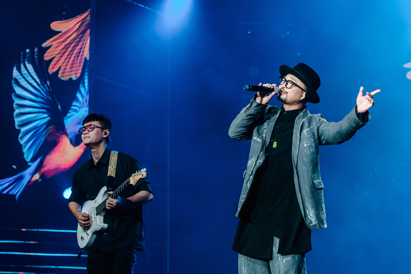 Anh em kết đoàn 2 còn quy tụ dàn anh trai Bùi Công Nam, Hà Lê, Quốc Thiên, ca sĩ Noo Phước Thịnh, nhóm Da Lab. Bùi Công Nam còn hào phóng tặng fan chiếc áo khoác trong màn giao lưu thân tình với khán giả. Anh em kết đoàn 2 còn quy tụ dàn anh trai Bùi Công Nam, Hà Lê, Quốc Thiên, ca sĩ Noo Phước Thịnh, nhóm Da Lab. Bùi Công Nam còn hào phóng tặng fan chiếc áo khoác trong màn giao lưu thân tình với khán giả.