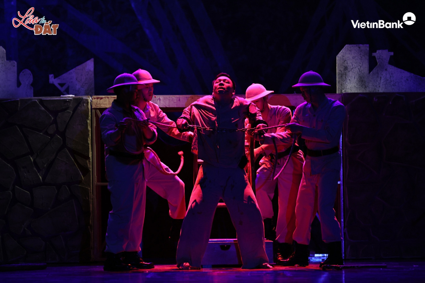 Phân cảnh ông Nguyễn Ngọc Vũ bị tra tấn được ca sĩ Lê Việt Anh thể hiện một cách xuất sắc.