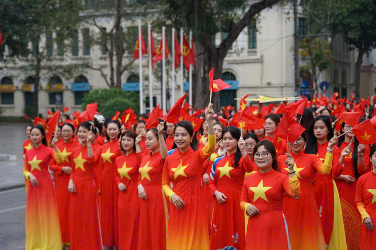 Hình ảnh đẹp của các nữ sinh mặc áo dài truyền thống họa tiết cờ đỏ sao vàng trong lễ diễu hành sáng 29/3. Hình ảnh đẹp của các nữ sinh mặc áo dài truyền thống họa tiết cờ đỏ sao vàng trong lễ diễu hành sáng 29/3.