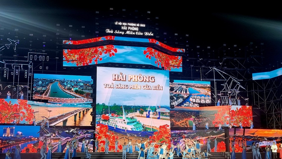 Lễ hội Hoa phượng đỏ thu hút hàng vạn du khách tham dự mỗi lần tổ chức. Lễ hội Hoa phượng đỏ thu hút hàng vạn du khách tham dự mỗi lần tổ chức.