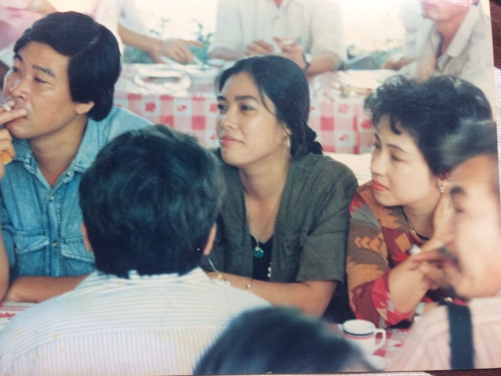 Ảnh trái: Nguyễn Thụy Kha, Vinh lớn Vinh bé và GS Hà Minh Đức tại tư gia Vũ Trọng Phụng thập kỷ 90 thế kỷ trước. Ảnh phải: Nguyễn Thụy Kha, Vinh chị Vinh em. Ngồi đối diện là nhà văn Hòa Vang (bìa phải) và GS Hà Minh Đức, tại tư gia Vũ Trọng Phụng nhân khánh thành nhà tưởng niệm nhà văn. Ảnh: Nguyễn Đình Toán Ảnh trái: Nguyễn Thụy Kha, Vinh lớn Vinh bé và GS Hà Minh Đức tại tư gia Vũ Trọng Phụng thập kỷ 90 thế kỷ trước. Ảnh phải: Nguyễn Thụy Kha, Vinh chị Vinh em. Ngồi đối diện là nhà văn Hòa Vang (bìa phải) và GS Hà Minh Đức, tại tư gia Vũ Trọng Phụng nhân khánh thành nhà tưởng niệm nhà văn. Ảnh: Nguyễn Đình Toán