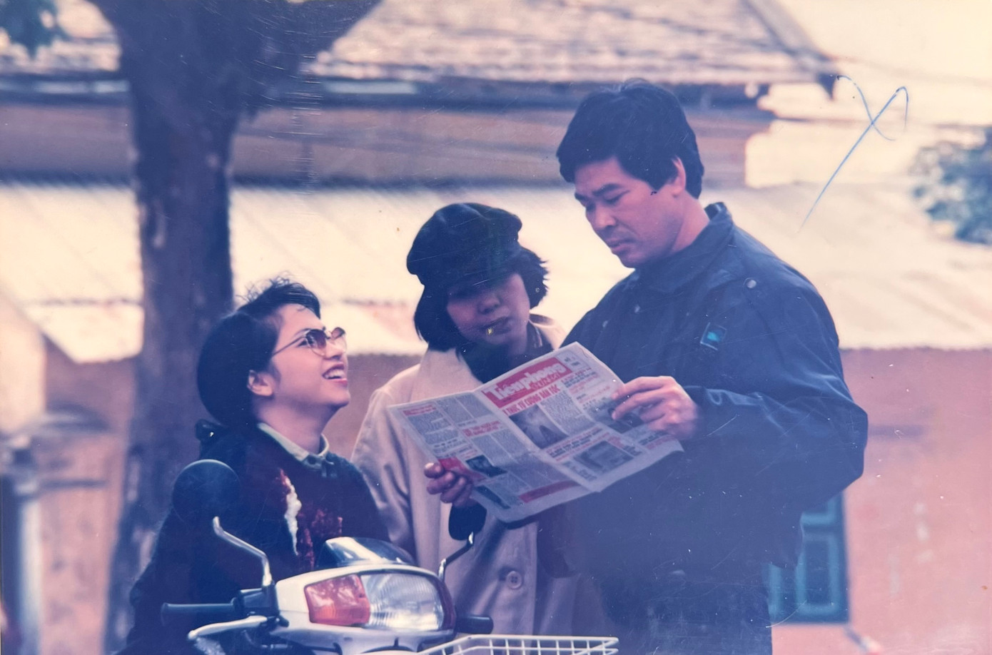 Nguyễn Thụy Kha phong độ ở thập kỷ 90 thế kỷ trước, đọc báo Tiền Phong Chủ nhật có bài của mình. Đứng kế là NSƯT Thu Hà và DPV. Ảnh: Nguyễn Đình Toán - tư liệu của DPV. Nguyễn Thụy Kha phong độ ở thập kỷ 90 thế kỷ trước, đọc báo Tiền Phong Chủ nhật có bài của mình. Đứng kế là NSƯT Thu Hà và DPV. Ảnh: Nguyễn Đình Toán - tư liệu của DPV.