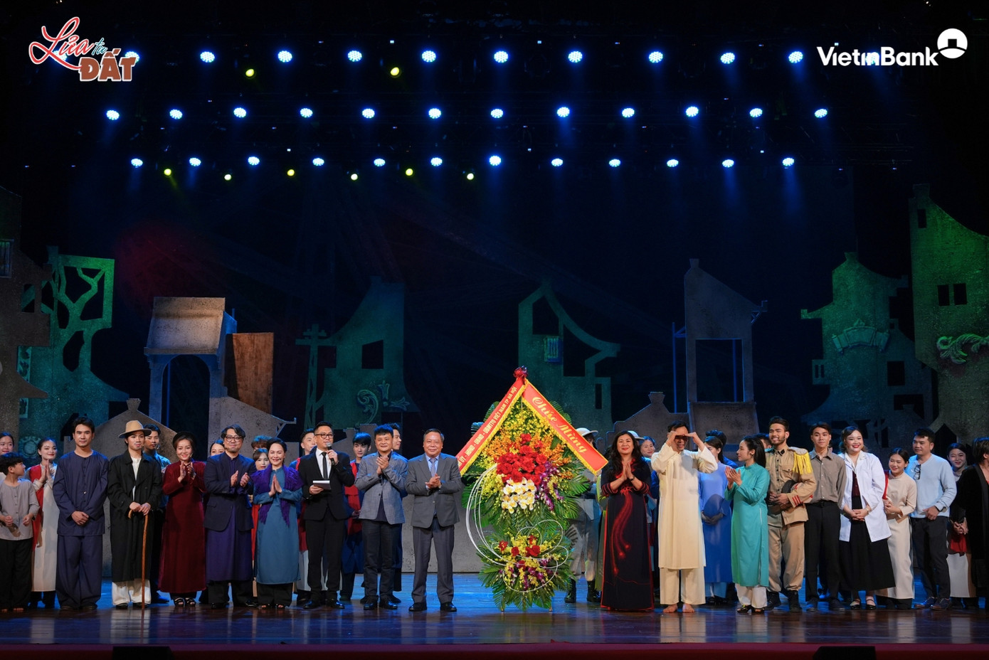 Đồng chí Nguyễn Văn Phong - Phó Bí thư Thường trực Thành ủy Hà Nội đã lên sân khấu tặng hoa chúc mừng nghệ sĩ.