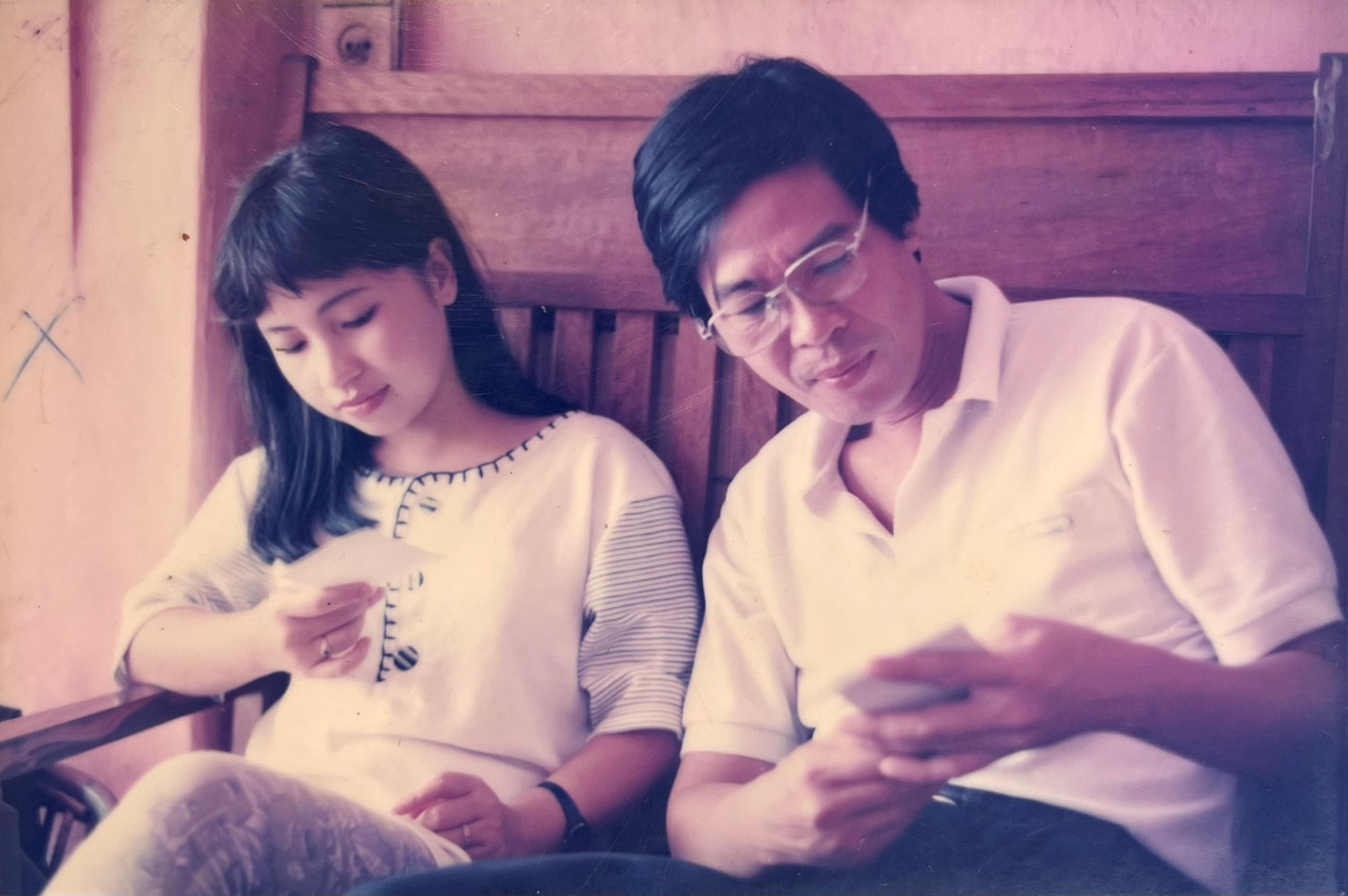 Cộng tác viên Nguyễn Thụy Kha và biên tập viên DPV qua ống kính của nhiếp ảnh gia Nguyễn Đình Toán, Hà Nội 1994. Hồi đấy quán cà phê số 6 và số 10 Hồ Xuân Hương là nơi trao đổi về bài vở của hai anh em. Ảnh tư liệu của DPV. Cộng tác viên Nguyễn Thụy Kha và biên tập viên DPV qua ống kính của nhiếp ảnh gia Nguyễn Đình Toán, Hà Nội 1994. Hồi đấy quán cà phê số 6 và số 10 Hồ Xuân Hương là nơi trao đổi về bài vở của hai anh em. Ảnh tư liệu của DPV.