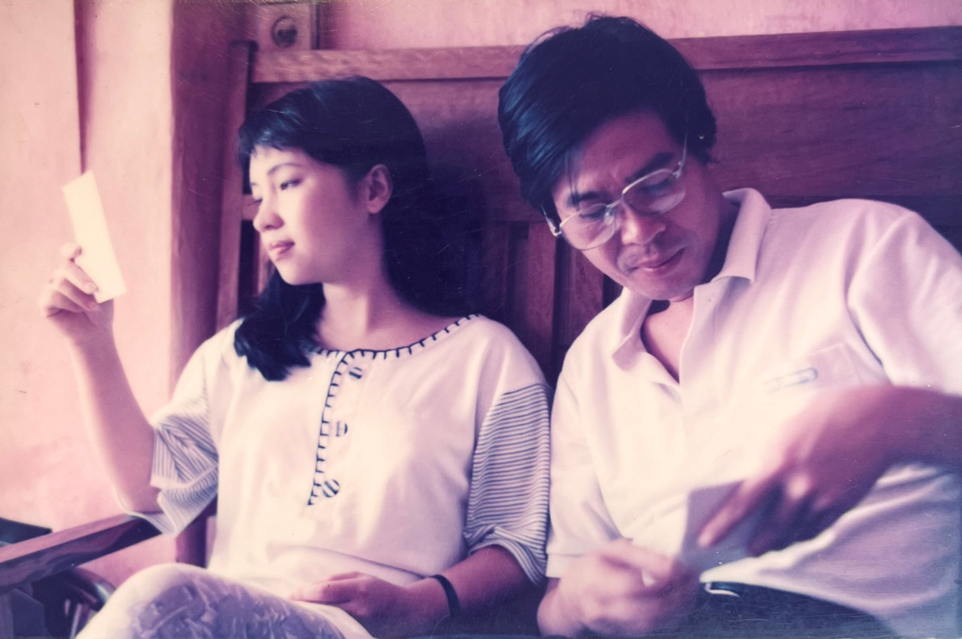 Cộng tác viên Nguyễn Thụy Kha và biên tập viên DPV qua ống kính của nhiếp ảnh gia Nguyễn Đình Toán, Hà Nội 1994. Hồi đấy quán cà phê số 6 và số 10 Hồ Xuân Hương là nơi trao đổi về bài vở của hai anh em. Ảnh tư liệu của DPV. Cộng tác viên Nguyễn Thụy Kha và biên tập viên DPV qua ống kính của nhiếp ảnh gia Nguyễn Đình Toán, Hà Nội 1994. Hồi đấy quán cà phê số 6 và số 10 Hồ Xuân Hương là nơi trao đổi về bài vở của hai anh em. Ảnh tư liệu của DPV.