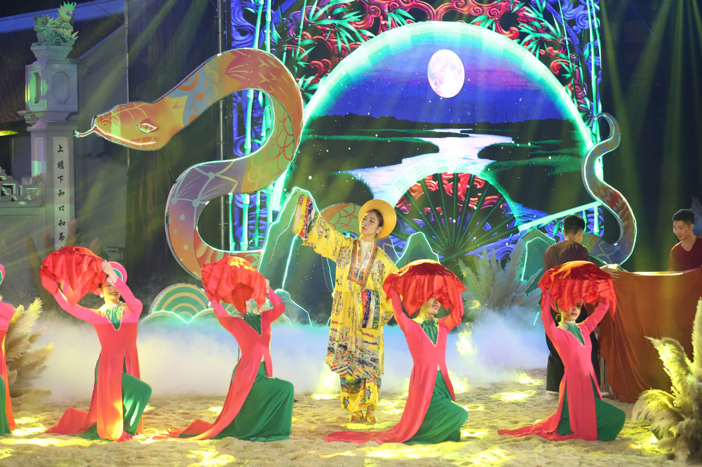 Sau màn khai từ, khán giả thưởng thức 3 chương: Linh lang Đại vương - Thượng đẳng phúc thần, Hào khí ngàn năm - Mạch nguồn di sản, Kỷ nguyên vươn mình - Khát vọng bứt phá, được thể hiện theo hình thức bán thực cảnh kết hợp công nghệ 3D mapping. Âm nhạc mang âm hưởng dân gian, hiện đại và công nghệ ánh sáng thể hiện dòng chảy lịch sử. Sau màn khai từ, khán giả thưởng thức 3 chương: Linh lang Đại vương - Thượng đẳng phúc thần, Hào khí ngàn năm - Mạch nguồn di sản, Kỷ nguyên vươn mình - Khát vọng bứt phá, được thể hiện theo hình thức bán thực cảnh kết hợp công nghệ 3D mapping. Âm nhạc mang âm hưởng dân gian, hiện đại và công nghệ ánh sáng thể hiện dòng chảy lịch sử.