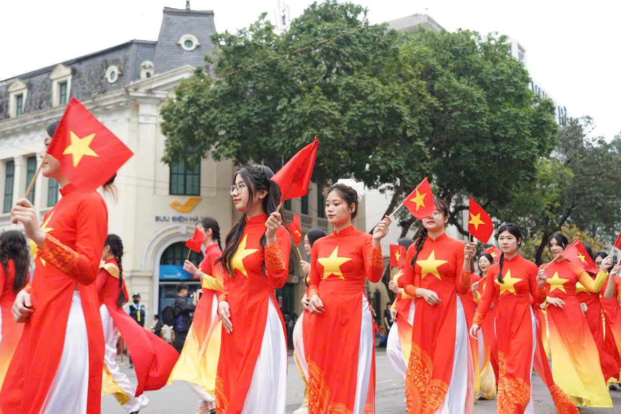 Nhiều thế hệ phụ nữ Việt Nam làm nên màn diễu hành rực rỡ sáng 29/3. Nhiều thế hệ phụ nữ Việt Nam làm nên màn diễu hành rực rỡ sáng 29/3.