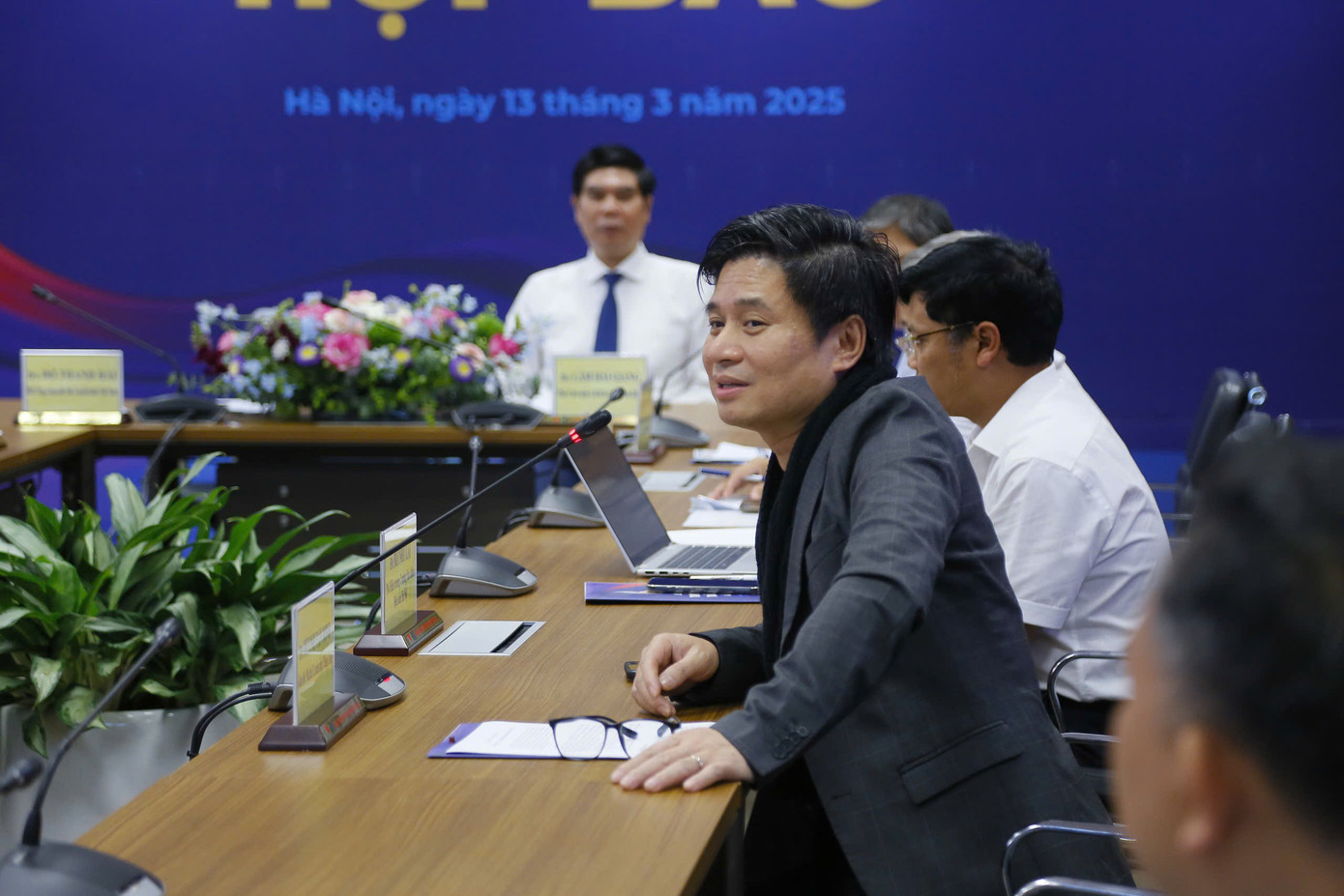 Giám khảo gồm những người hoạt động trong lĩnh vực truyền hình và các nghệ sĩ nổi bật.