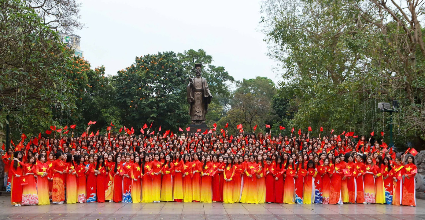 Hình ảnh đẹp của các nữ sinh mặc áo dài truyền thống họa tiết cờ đỏ sao vàng trong lễ diễu hành sáng 29/3. Hình ảnh đẹp của các nữ sinh mặc áo dài truyền thống họa tiết cờ đỏ sao vàng trong lễ diễu hành sáng 29/3.