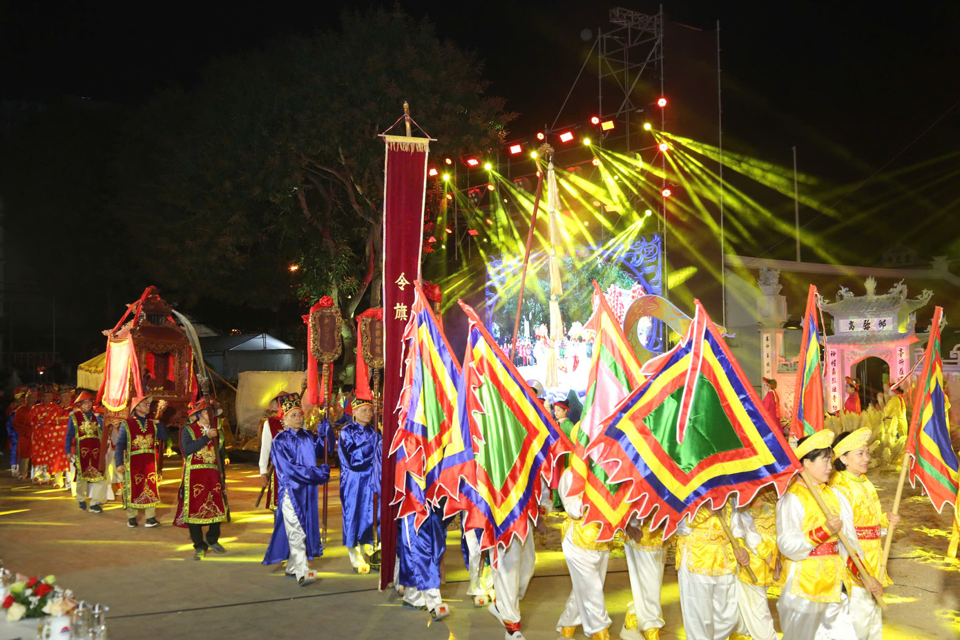 Chương trình là dịp tôn vinh các giá trị lịch sử, nét tinh hoa văn hóa, thể hiện nguyện vọng của người dân trong không gian và thời gian linh thiêng. Đây cũng là tiền đề và cơ sở để quận tiếp tục tổ chức hội thảo khoa học, đề xuất công nhận Di sản văn hóa phi vật thể thờ Linh Lang Đại vương, phát huy giá trị của di sản trở thành sản phẩm văn hóa và nâng tầm Lễ hội thờ thần Linh Lang. Long Biên nỗ lực cụ thể hóa chủ trương giữ gìn, phát huy các di sản văn hóa phi vật thể và phát triển công nghiệp văn hóa theo Nghị quyết 09 của Thành ủy. Chương trình là dịp tôn vinh các giá trị lịch sử, nét tinh hoa văn hóa, thể hiện nguyện vọng của người dân trong không gian và thời gian linh thiêng. Đây cũng là tiền đề và cơ sở để quận tiếp tục tổ chức hội thảo khoa học, đề xuất công nhận Di sản văn hóa phi vật thể thờ Linh Lang Đại vương, phát huy giá trị của di sản trở thành sản phẩm văn hóa và nâng tầm Lễ hội thờ thần Linh Lang. Long Biên nỗ lực cụ thể hóa chủ trương giữ gìn, phát huy các di sản văn hóa phi vật thể và phát triển công nghiệp văn hóa theo Nghị quyết 09 của Thành ủy.