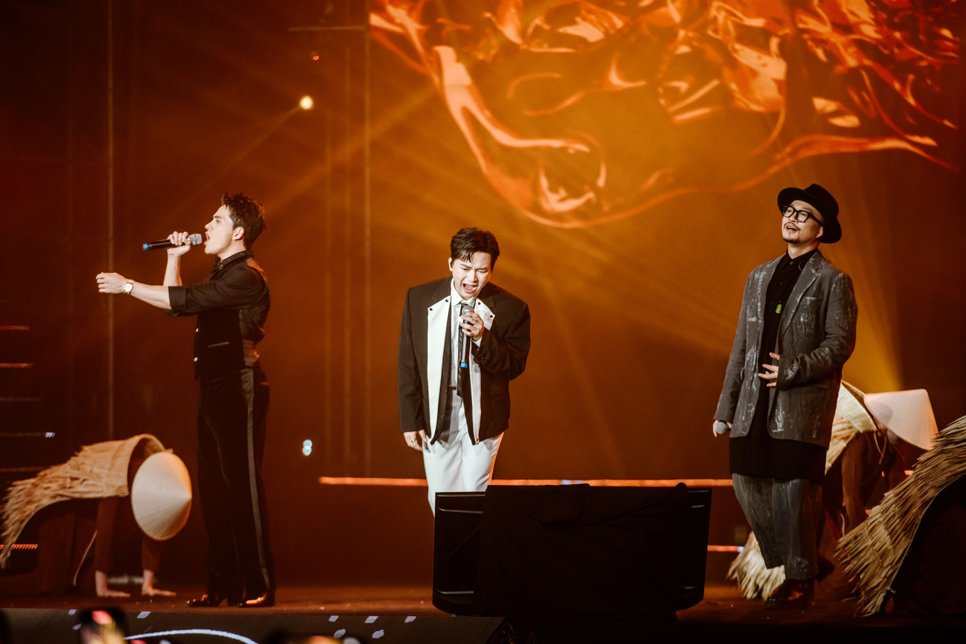 Các nghệ sĩ đều bày tỏ tình cảm dành cho nhà tổ chức, bởi Anh em kết đoàn 2 tiếp nối ý nghĩa tốt đẹp của live show đầu tiên vào năm ngoái. Anh em kết đoàn 2 được tổ chức để gây quỹ cho chiến dịch Xóa nhà tạm, nhà dột nát do Mặt trận Tổ quốc Việt Nam phát động. Ban tổ chức Dốc mộng mơ đã ứng trước kinh phí xây dựng 20 căn nhà cho đồng bào khó khăn tại Cao Bằng và Kon Tum. Số tiền quyên góp đã lên đến 2 tỷ đồng, tiếp tục tăng lên nhờ sự ủng hộ của khán giả. Các nghệ sĩ đều bày tỏ tình cảm dành cho nhà tổ chức, bởi Anh em kết đoàn 2 tiếp nối ý nghĩa tốt đẹp của live show đầu tiên vào năm ngoái. Anh em kết đoàn 2 được tổ chức để gây quỹ cho chiến dịch Xóa nhà tạm, nhà dột nát do Mặt trận Tổ quốc Việt Nam phát động. Ban tổ chức Dốc mộng mơ đã ứng trước kinh phí xây dựng 20 căn nhà cho đồng bào khó khăn tại Cao Bằng và Kon Tum. Số tiền quyên góp đã lên đến 2 tỷ đồng, tiếp tục tăng lên nhờ sự ủng hộ của khán giả.