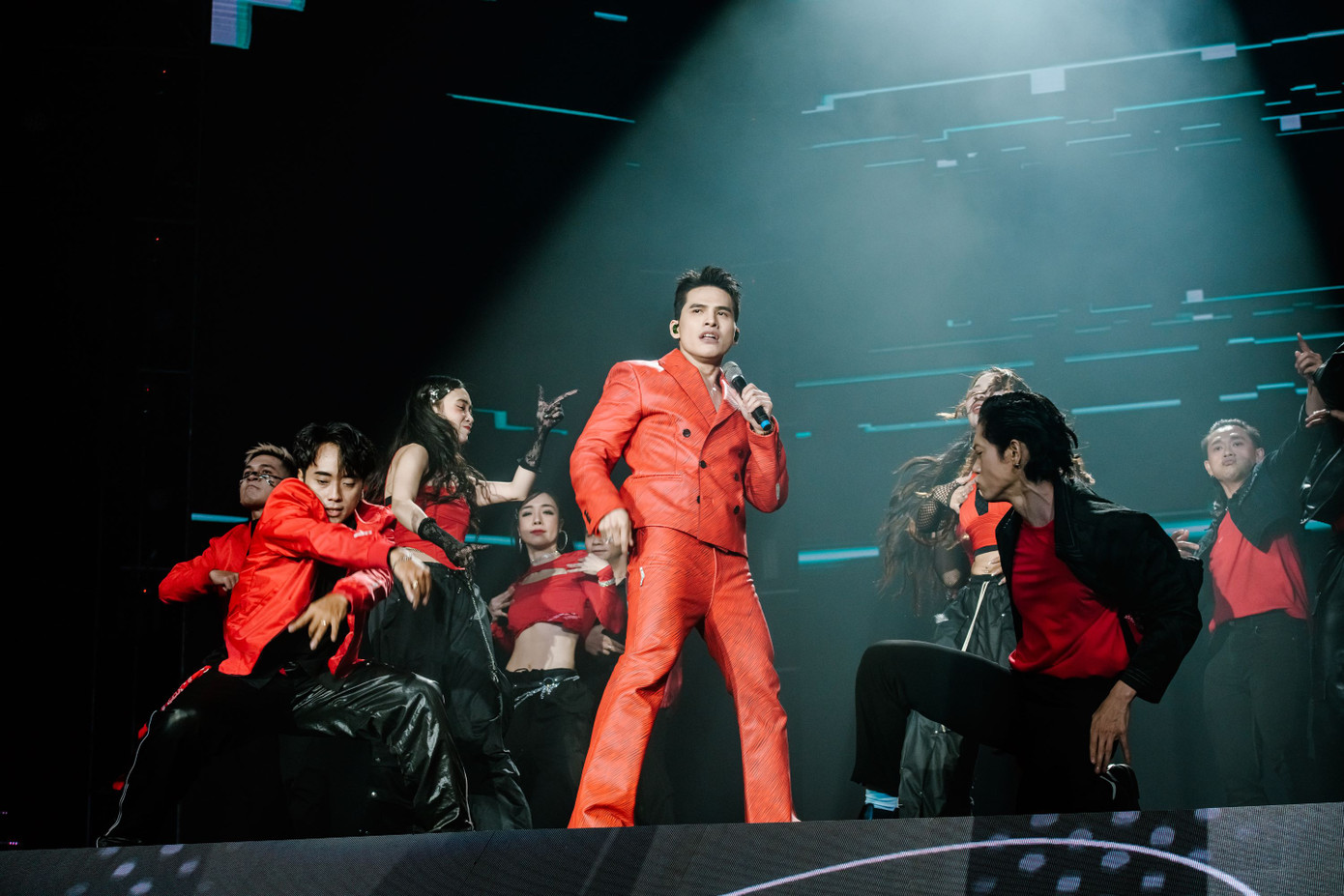 Anh em kết đoàn 2 còn quy tụ dàn anh trai Bùi Công Nam, Hà Lê, Quốc Thiên, ca sĩ Noo Phước Thịnh, nhóm Da Lab. Bùi Công Nam còn hào phóng tặng fan chiếc áo khoác trong màn giao lưu thân tình với khán giả. Anh em kết đoàn 2 còn quy tụ dàn anh trai Bùi Công Nam, Hà Lê, Quốc Thiên, ca sĩ Noo Phước Thịnh, nhóm Da Lab. Bùi Công Nam còn hào phóng tặng fan chiếc áo khoác trong màn giao lưu thân tình với khán giả.