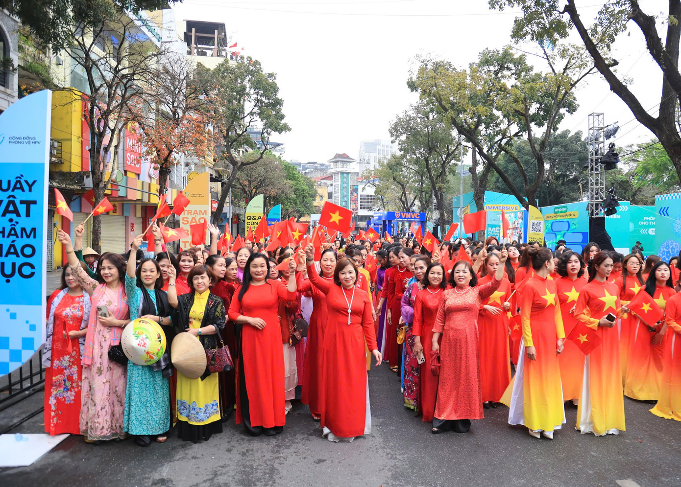 Bà Nguyễn Thị Minh Hương - Phó chủ tịch T.Ư Hội LHPN Việt Nam - cho biết: “Màn diễu hành áo dài của các bạn sinh viên là điểm nhấn đặc biệt của sự kiện năm nay. Chúng tôi tin rằng khi khoác lên mình tà áo dài truyền thống, các bạn không chỉ tôn vinh vẻ đẹp văn hóa dân tộc mà còn cảm nhận rõ hơn niềm tự hào khi được tiếp nối những giá trị tốt đẹp”. Bà Nguyễn Thị Minh Hương - Phó chủ tịch T.Ư Hội LHPN Việt Nam - cho biết: “Màn diễu hành áo dài của các bạn sinh viên là điểm nhấn đặc biệt của sự kiện năm nay. Chúng tôi tin rằng khi khoác lên mình tà áo dài truyền thống, các bạn không chỉ tôn vinh vẻ đẹp văn hóa dân tộc mà còn cảm nhận rõ hơn niềm tự hào khi được tiếp nối những giá trị tốt đẹp”.