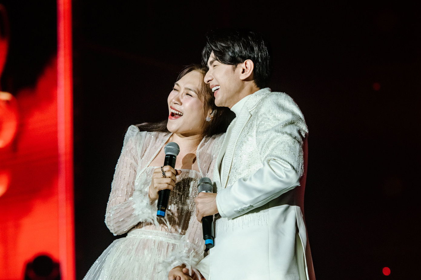 Họ trình diễn mashup Đi về nơi xa - Đúng cũng thành sai. Hai ca khúc là hai bản hit của bộ đôi Đan Trường và Cẩm Ly. Đan Trường nổi lên từ chuỗi ca khúc nhạc Hoa lời Việt như Kiếp ve sầu, Tình vỗ cánh bay... Tuy nhiên, Đi về nơi xa của nhạc sĩ Lê Quang trong album cùng tên đã giúp Đan Trường tạo nên con sốt vào năm 1999. Đúng cũng thành sai là bản hit của Mỹ Tâm từ năm 2020. Họ trình diễn mashup Đi về nơi xa - Đúng cũng thành sai. Hai ca khúc là hai bản hit của bộ đôi Đan Trường và Cẩm Ly. Đan Trường nổi lên từ chuỗi ca khúc nhạc Hoa lời Việt như Kiếp ve sầu, Tình vỗ cánh bay... Tuy nhiên, Đi về nơi xa của nhạc sĩ Lê Quang trong album cùng tên đã giúp Đan Trường tạo nên con sốt vào năm 1999. Đúng cũng thành sai là bản hit của Mỹ Tâm từ năm 2020.