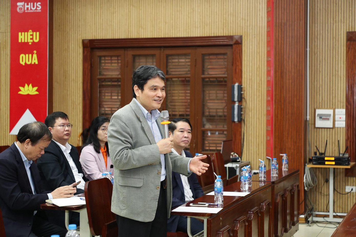 Các đại biểu thảo luận về các giải pháp đổi mới và nâng cao chất lượng nghiên cứu, đào tạo tại ĐHQGHN. Các đại biểu thảo luận về các giải pháp đổi mới và nâng cao chất lượng nghiên cứu, đào tạo tại ĐHQGHN.