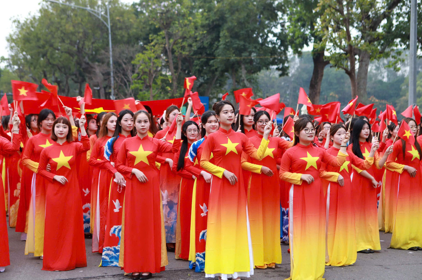 Nhân kỷ niệm 1985 năm Cuộc khởi nghĩa Hai Bà Trưng, 115 năm Ngày quốc tế Phụ nữ, 95 năm thành lập Hội Liên hiệp Phụ nữ Việt Nam và các ngày lễ lớn của đất nước trong năm 2025, sáng ngày 29/3/3025, T.Ư Hội Liên hiệp Phụ nữ Việt Nam chỉ đạo, Báo Phụ nữ Việt Nam tổ lễ diễu hành áo dài và xếp hình áo dài bản đồ Việt Nam, sáng 29/3 tại phố đi bộ Hồ Hoàn Kiếm. Nhân kỷ niệm 1985 năm Cuộc khởi nghĩa Hai Bà Trưng, 115 năm Ngày quốc tế Phụ nữ, 95 năm thành lập Hội Liên hiệp Phụ nữ Việt Nam và các ngày lễ lớn của đất nước trong năm 2025, sáng ngày 29/3/3025, T.Ư Hội Liên hiệp Phụ nữ Việt Nam chỉ đạo, Báo Phụ nữ Việt Nam tổ lễ diễu hành áo dài và xếp hình áo dài bản đồ Việt Nam, sáng 29/3 tại phố đi bộ Hồ Hoàn Kiếm.