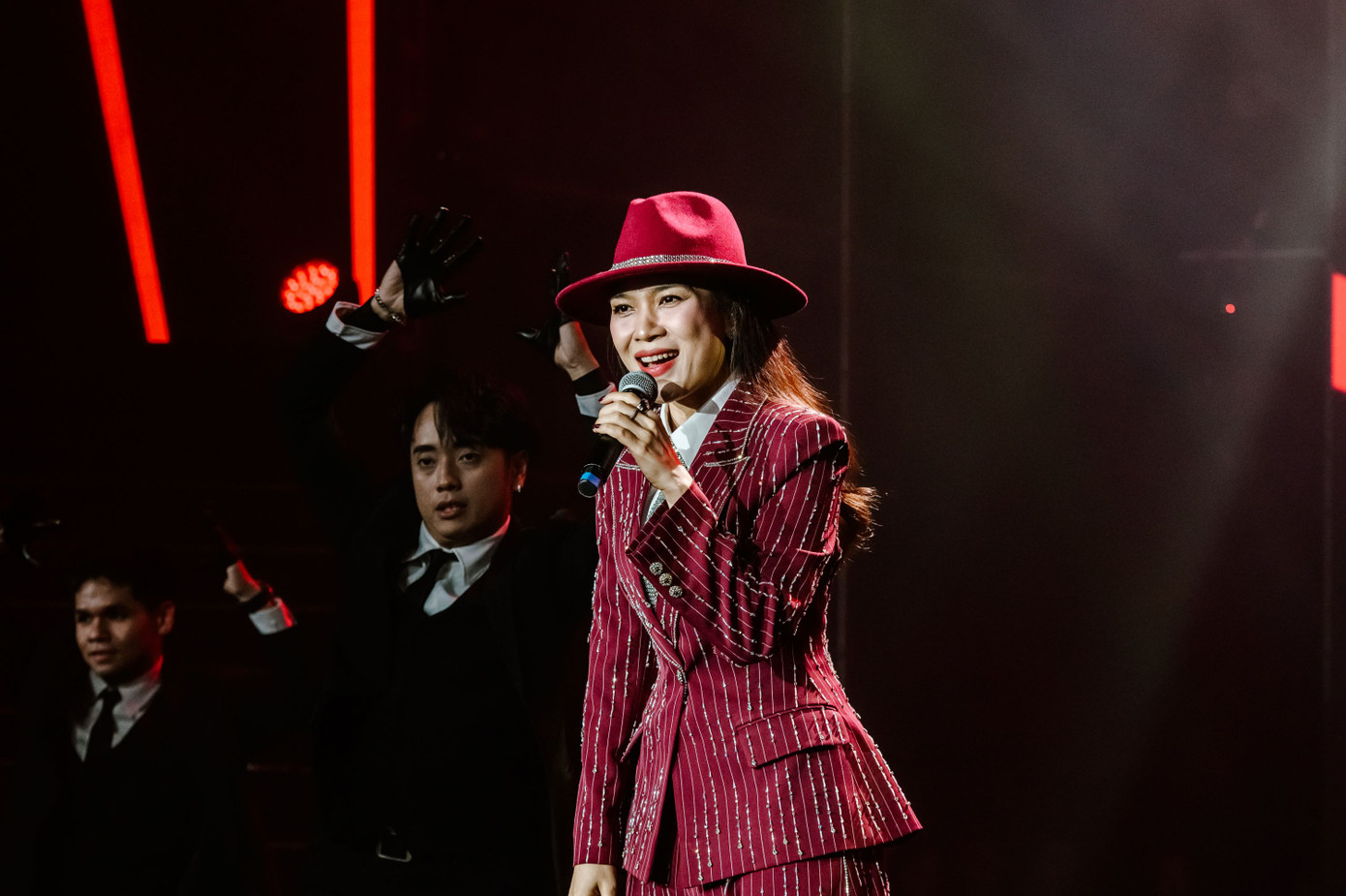 Mỹ Tâm là vedette của live show Anh em kết đoàn 2. Phần trình diễn kết chương trình chứng tỏ Mỹ Tâm sở hữu giọng ca thực lực, bền bỉ và sức hút chưa giảm nhiệt trong chặng đường hơn 20 năm ca hát. Bên cạnh màn song ca được mong chờ với Đan Trường, Mỹ Tâm dành tặng khán giả những giai điệu quen thuộc như Hào quang, Họa mi tóc nâu, Như một giấc mơ, Người hãy quên em đi, Lên đàng... Mỹ Tâm là vedette của live show Anh em kết đoàn 2. Phần trình diễn kết chương trình chứng tỏ Mỹ Tâm sở hữu giọng ca thực lực, bền bỉ và sức hút chưa giảm nhiệt trong chặng đường hơn 20 năm ca hát. Bên cạnh màn song ca được mong chờ với Đan Trường, Mỹ Tâm dành tặng khán giả những giai điệu quen thuộc như Hào quang, Họa mi tóc nâu, Như một giấc mơ, Người hãy quên em đi, Lên đàng...