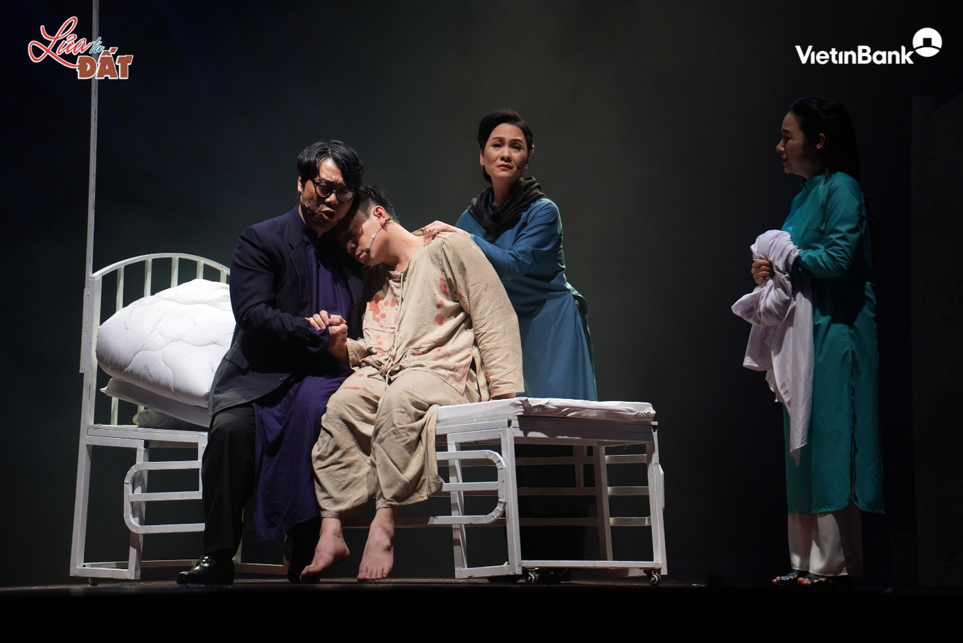 Cảnh ông Vũ nói lời cuối cùng với người yêu và gia đình đầy xúc động.