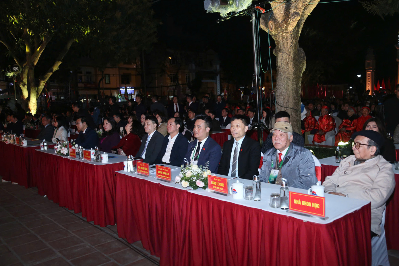 Chương trình thu hút đông đảo người dân. Chương trình nghệ thuật đặc biệt này cũng nhắc đến sự kiện Bác Hồ về thăm địa phương, những kỷ niệm được Đảng bộ, chính quyền nhân dân Trường Lâm mãi tự hào và lưu truyền, kể câu chuyện của Long Biên hôm nay và khát vọng bứt phá trong kỷ nguyên vươn mình. Chương trình thu hút đông đảo người dân. Chương trình nghệ thuật đặc biệt này cũng nhắc đến sự kiện Bác Hồ về thăm địa phương, những kỷ niệm được Đảng bộ, chính quyền nhân dân Trường Lâm mãi tự hào và lưu truyền, kể câu chuyện của Long Biên hôm nay và khát vọng bứt phá trong kỷ nguyên vươn mình.