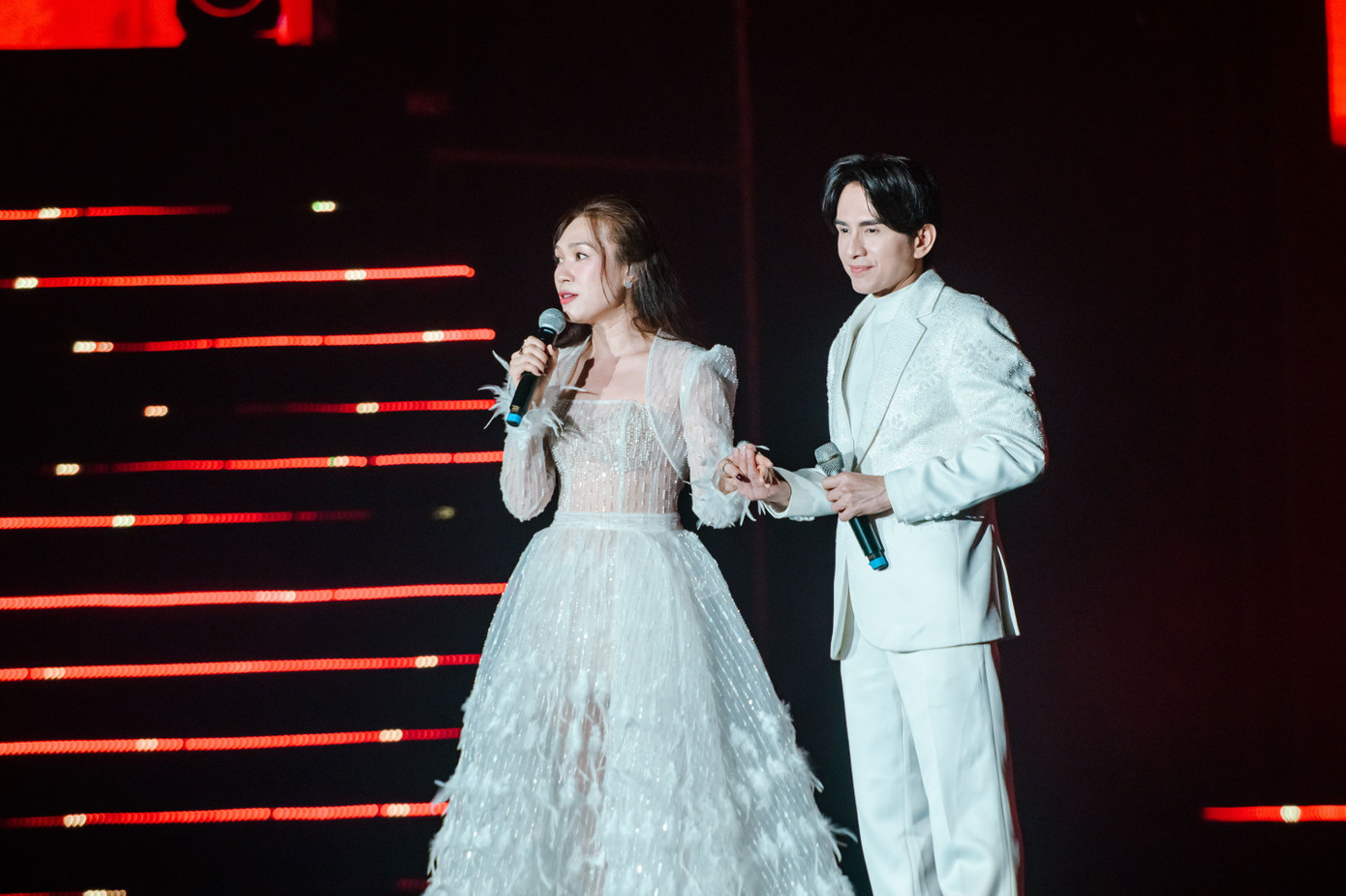 Không chỉ khiến khán giả bất ngờ về màn tái ngộ, Đan Trường khiến khán giả vỗ tay rần rần khi tuyên bố: "Cẩm Ly là người tình âm nhạc, Mỹ Tâm là người tình trong mộng của tôi". Anh nói đã giấu kín chuyện này từ lâu. Đan Trường khen Mỹ Tâm "ngày càng đẹp". Dù lịch trình bận rộn, người ở nước ngoài, người ở trong nước, Đan Trường và Mỹ Tâm vẫn cố gắng kết nối để có một bản phối thú vị dành tặng khán giả. Không chỉ khiến khán giả bất ngờ về màn tái ngộ, Đan Trường khiến khán giả vỗ tay rần rần khi tuyên bố: "Cẩm Ly là người tình âm nhạc, Mỹ Tâm là người tình trong mộng của tôi". Anh nói đã giấu kín chuyện này từ lâu. Đan Trường khen Mỹ Tâm "ngày càng đẹp". Dù lịch trình bận rộn, người ở nước ngoài, người ở trong nước, Đan Trường và Mỹ Tâm vẫn cố gắng kết nối để có một bản phối thú vị dành tặng khán giả.