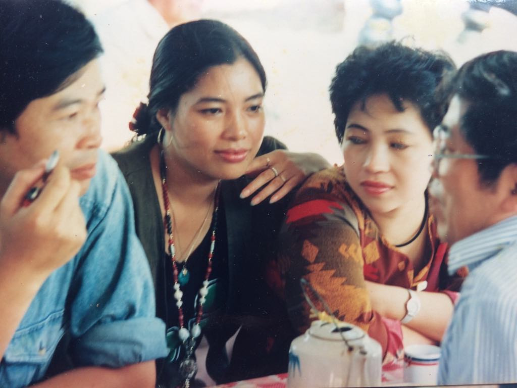 Ảnh trái: Nguyễn Thụy Kha, Vinh lớn Vinh bé và GS Hà Minh Đức tại tư gia Vũ Trọng Phụng thập kỷ 90 thế kỷ trước. Ảnh phải: Nguyễn Thụy Kha, Vinh chị Vinh em. Ngồi đối diện là nhà văn Hòa Vang (bìa phải) và GS Hà Minh Đức, tại tư gia Vũ Trọng Phụng nhân khánh thành nhà tưởng niệm nhà văn. Ảnh: Nguyễn Đình Toán Ảnh trái: Nguyễn Thụy Kha, Vinh lớn Vinh bé và GS Hà Minh Đức tại tư gia Vũ Trọng Phụng thập kỷ 90 thế kỷ trước. Ảnh phải: Nguyễn Thụy Kha, Vinh chị Vinh em. Ngồi đối diện là nhà văn Hòa Vang (bìa phải) và GS Hà Minh Đức, tại tư gia Vũ Trọng Phụng nhân khánh thành nhà tưởng niệm nhà văn. Ảnh: Nguyễn Đình Toán